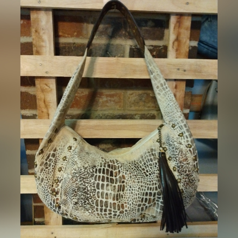 Cream & brown reptile print hobo bag. Very cute with a brown tassel EUC